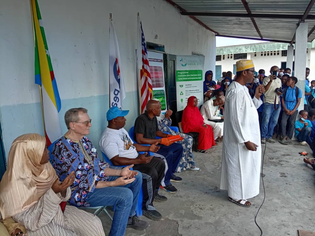 image Le Corps de la paix a procédé à une opération de nettoyage